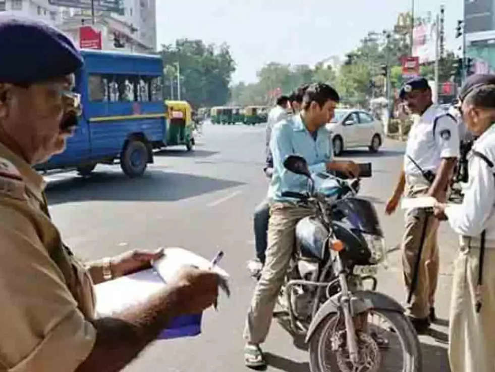 Traffic Challan: यदि पुलिस रुकवा ले आपकी कार, बाइक या स्कूटर तो करें ये 4 जरूरी काम, नही कटेगा आपका चालान 