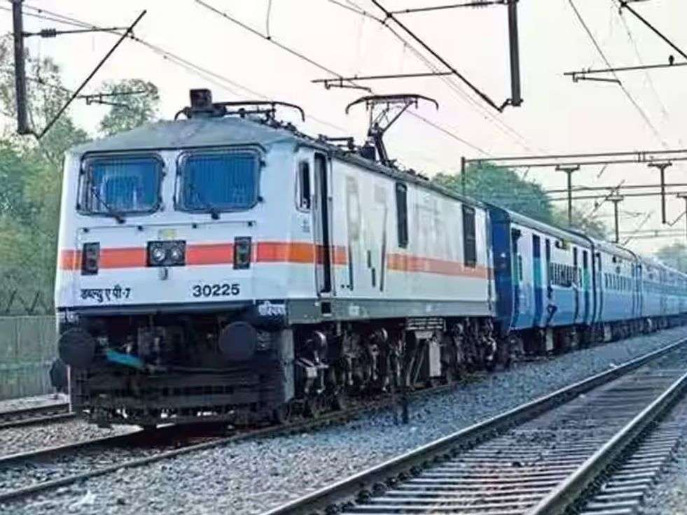 Indian Railways: लखनऊ में इंटरलॉकिंग कार्य के चलते ट्रेनों का रूट डायवर्ट, जानें Time Table