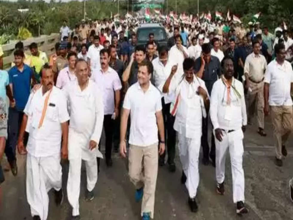 Bharat jodo Yatra: यात्रा के दौरान शादी की बात पर मुस्कराए राहुल गांधी, फोटो वायरल