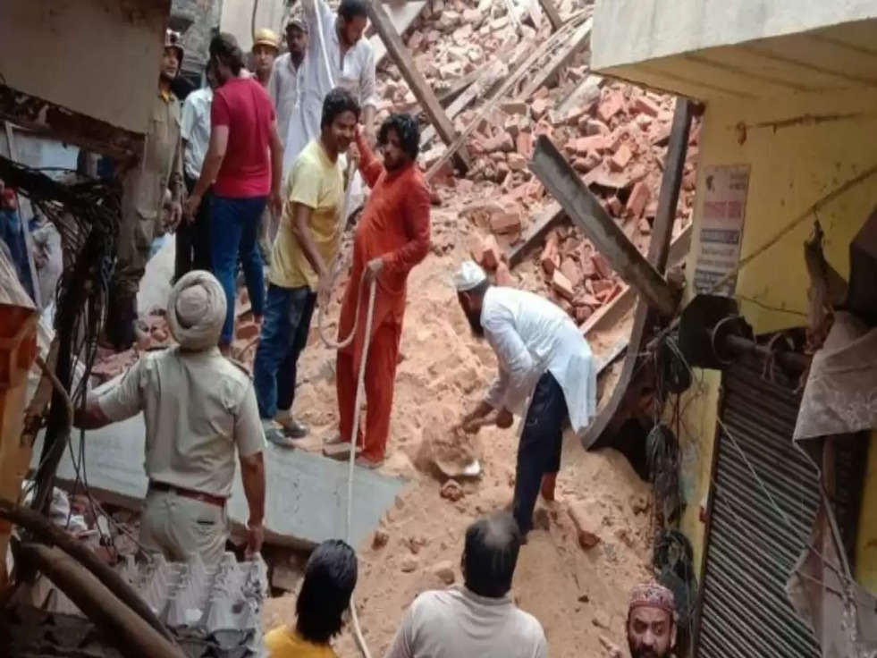 Building Collapse in Delhi: आजाद मार्केट में 4 मंजिला इमारत ढहने से मलबे में फसे मजदूर, जानिए 