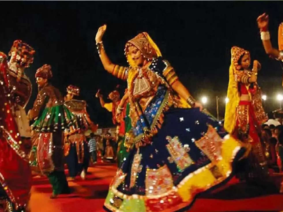 Navratri 2022: गरबा पंडाल में फोटो खींचते मिले मुस्लिम युवक, 250 महिलाओं की खींची तस्वीरें 