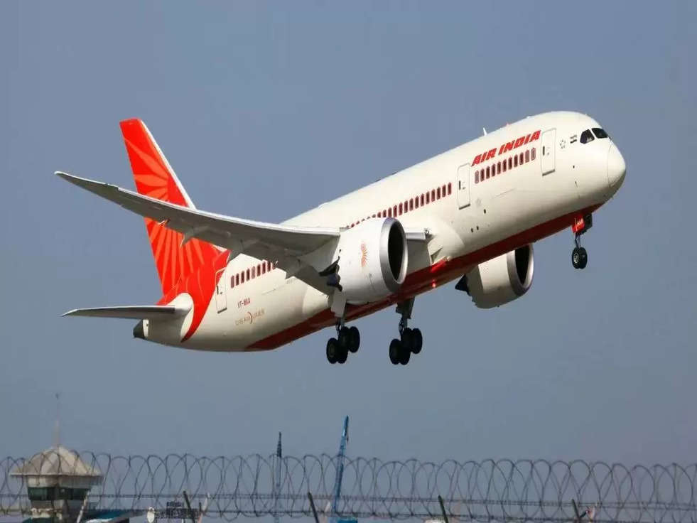 Air Ticket: सरकार के फैसले से 50 फीसदी सस्ता हुआ हवाई टिकट, जानिए 