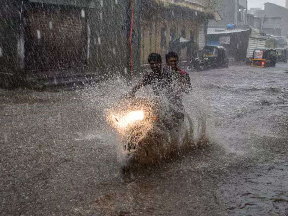 Monsoon Update: यूपी में मानसून से पहले 48 घंटे तक भारी बारिश, IMD ने जारी किया ताजा अपडेट 