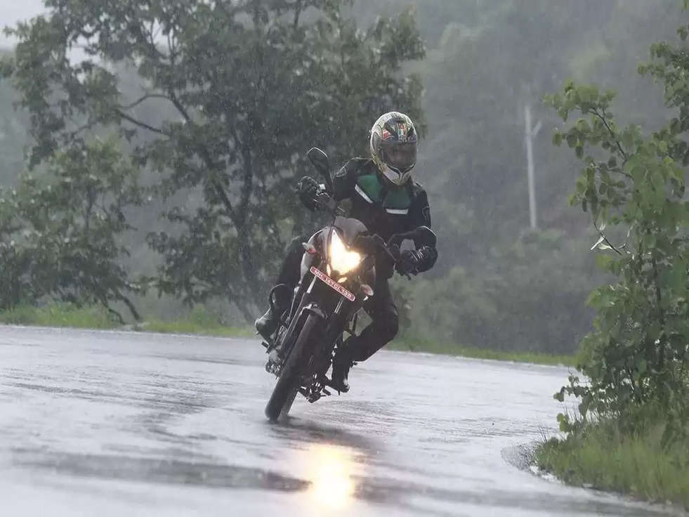 Monsoon Bike Ride Tips: बाइक चलाने से पहले जानें ये खास बातें, नहीं होगा मानसून में कोई नूकसान 