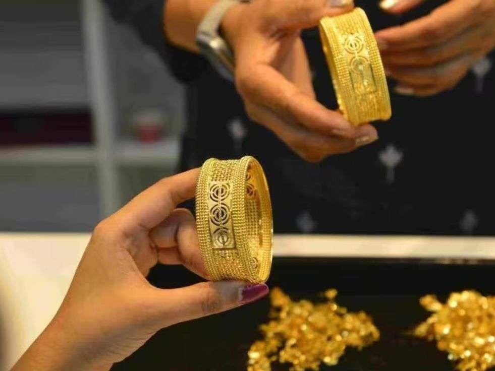 Gold Price Today: चांदी में भी गिरावट, सोना हुआ 2500 रुपये सस्ता