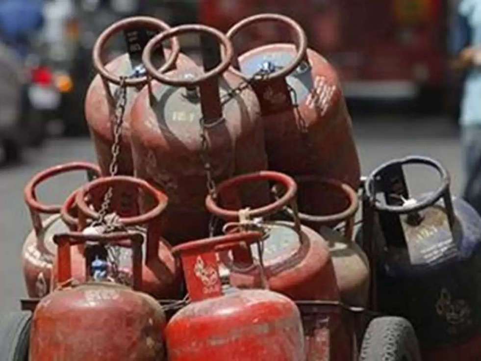 LPG Cylinder : एलपीजी की कीमतों में भारी गिरावट , इतने रुपये का म‍िलेगा गैस स‍िलेंडर