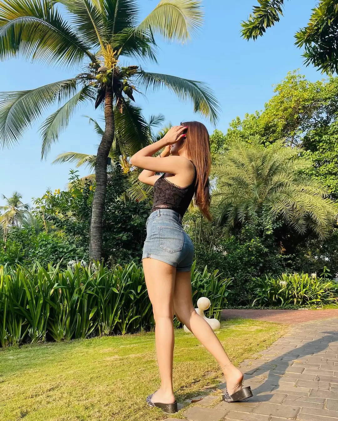 avneet kaur shorts