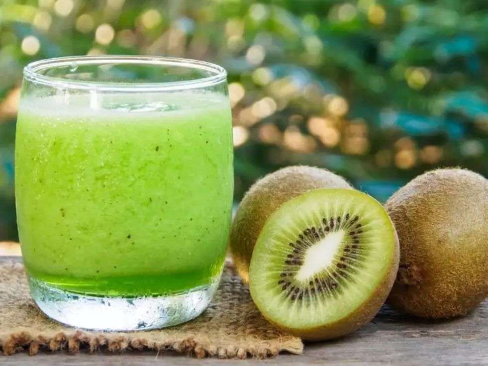 Kiwi Juice: वजन होगा कम कभी-कभार पिएं कीवी का जूस, सेहत के लिए हैं काफी फायदेमंद 