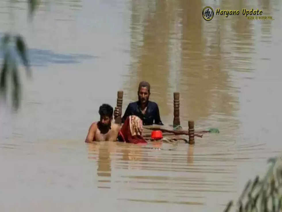 पाकिस्तानी रिपोर्टर बाढ़ के पानी के अंदर घुसकर करने लगा रिपोर्टिंग, वीडियो देख हो जाओगे हैरान 