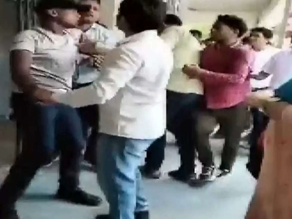 Delhi School Video: दिल्ली के सरकारी स्कूल में टीचर ने सुरक्षा कर्मी को पीटा, वीडिये हुई वायरल 