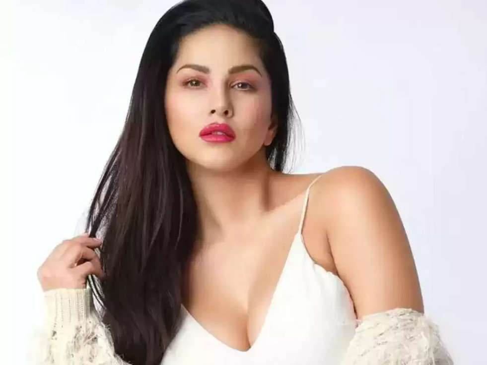 Baby doll Sunny Leone is looking very hot in this dress, fans made these comments