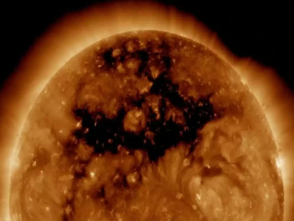 Sun Hole Solar Storm: धरती से टकराएगा solar storm, दुनिया में हो सकता है blackout