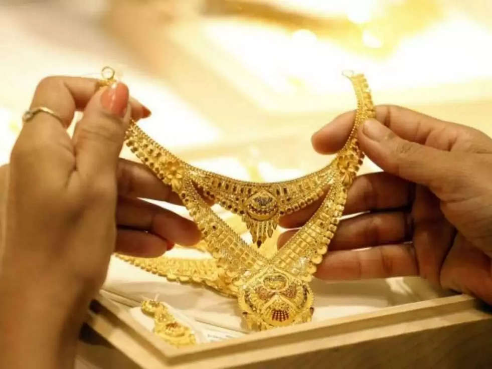 Gold Latest Price: त्योहारी सीजन से पहले गिरा सोने का रेट, चेक करें आज के भाव 