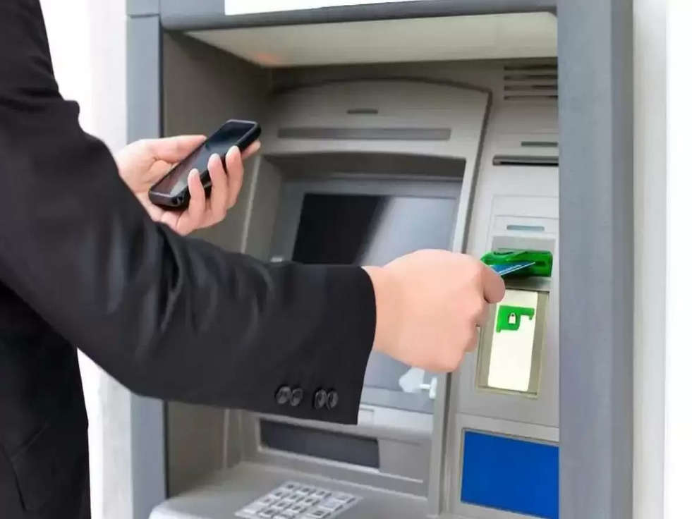 ATM से बार- बार निकालते हैं कैश तो भूलकर भी ना करें ये गलती, हो सकता है ये बड़ा नुकसान