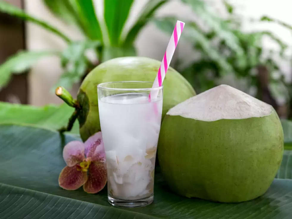 Coconut Water Benefits: नारियल पानी पीने से चहरे और बालो और बेहतरीन फायदे, जानिए टिप्स 