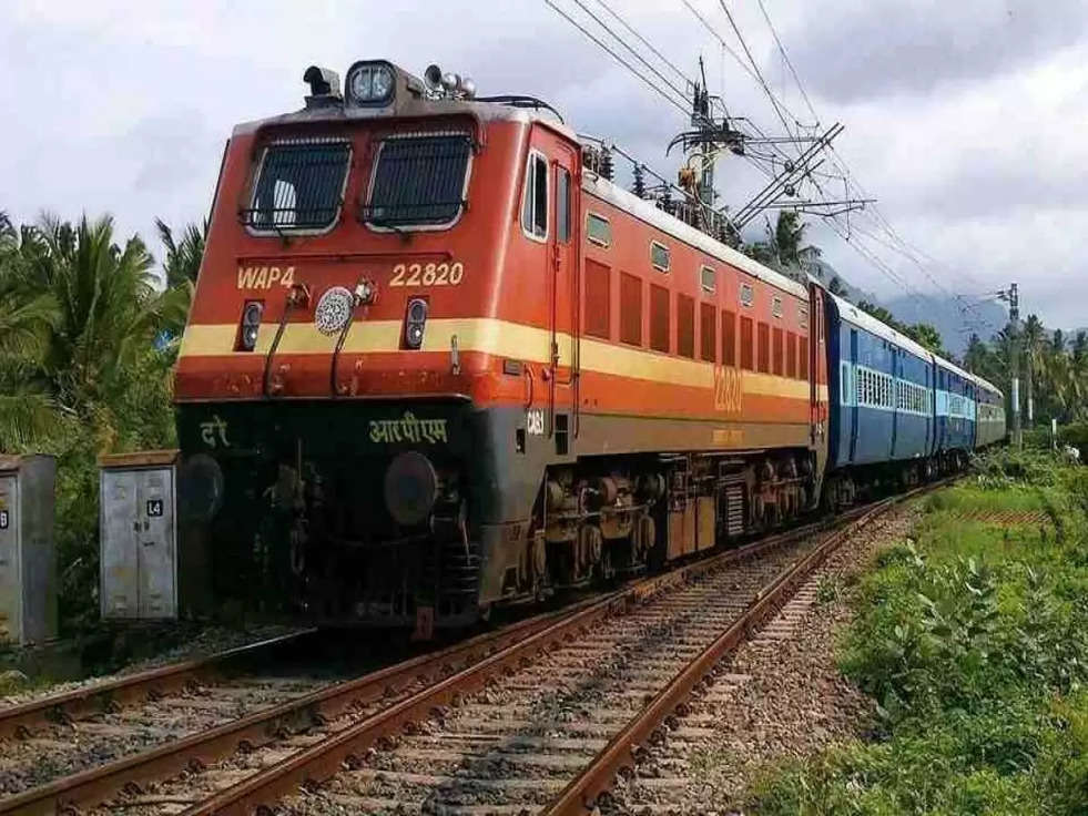 Baby Delivery in Train: चलती ट्रेन में सफर करते समय महिला को हुई प्रसव पीड़ा, फिर जो हुआ जानकर हो जाऐंगे हैरान 