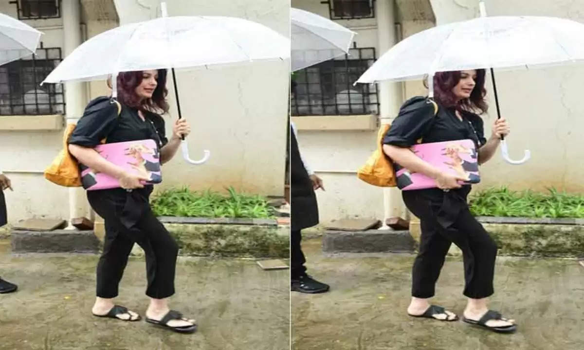 Actress Spotted Looks: मुंबई की सड़कों पर हीरोइनों में छिड़ा बोल्डनेस कॉम्पिटिशन, देखिए शानदार लूक