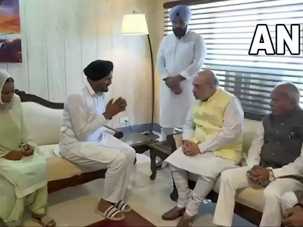 sidhu moosewala paarents with amit shah