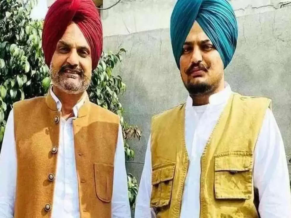 Sidhu Moosewala के पिता की शिकायत पर पंजाबी म्यूजिक इंडस्ट्री से जुड़े दो लोगों के खिलाफ शिकायत दर्ज