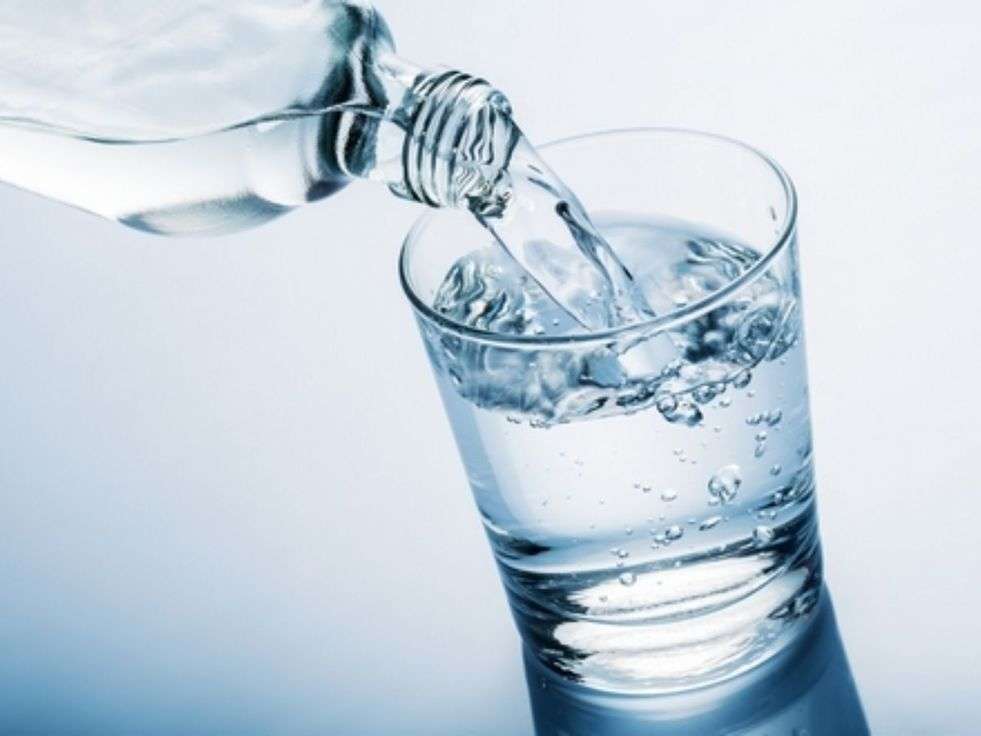 Summer Health Tips: चिलचिलाती गर्मी से बचने के लिए रोजाना पिएं इतने गिलास पानी, जानें पीने का सही तरीका