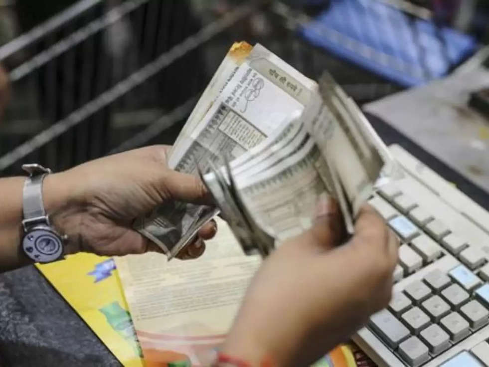 Cash Deposit Rule: बैंक या पोस्ट ऑफिस में ट्रांजैक्शन के बदल गए नियम, जानिए 