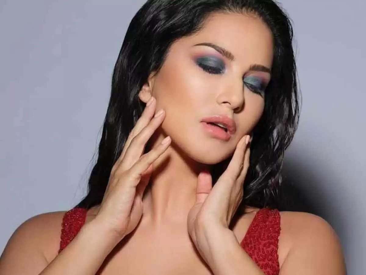 Baby doll Sunny Leone is looking very hot in this dress, fans made these comments