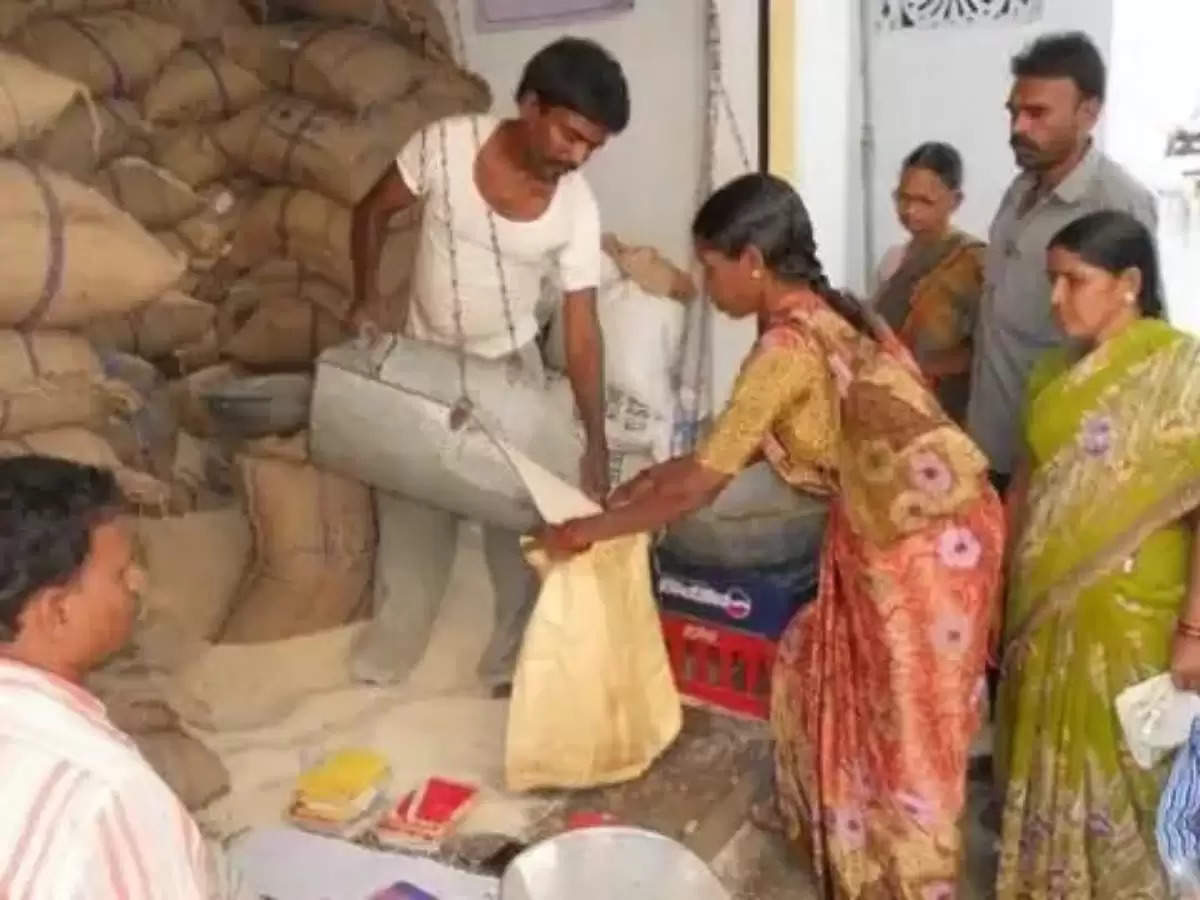 Ration Card होते हुए भी डीलर नहीं दे रहा राशन तो करें ये काम, मिल जाएगा गेहूं-चावल