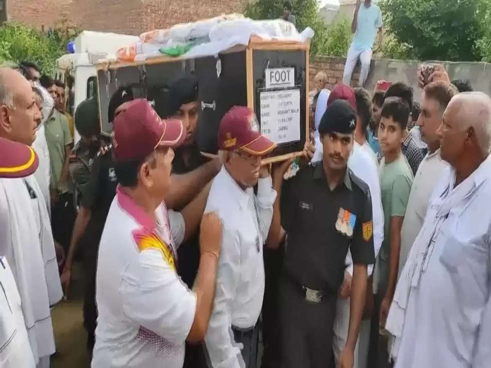 जवान कें शरीर को तिरंगे में लिपटा देखकर रोने लगे मां-बहन,शहीद के पिता ने दी मुखाग्नि