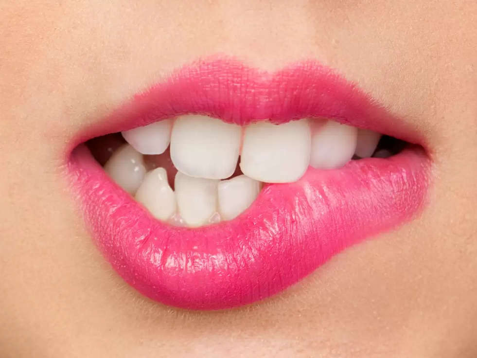 Lips Tips: अगर आपको भी आती है KISS करते वक्त शर्म, जानिये यह राम बाण इलाज 