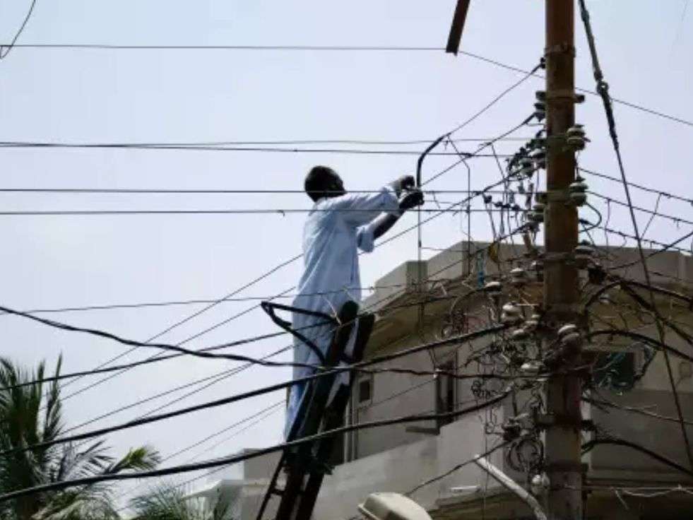 Up Electricity Bill: अब यूपी में बिजली चोरों पर सरकार करेगी बड़ी कार्रवाई, जानिए पूरी खबर