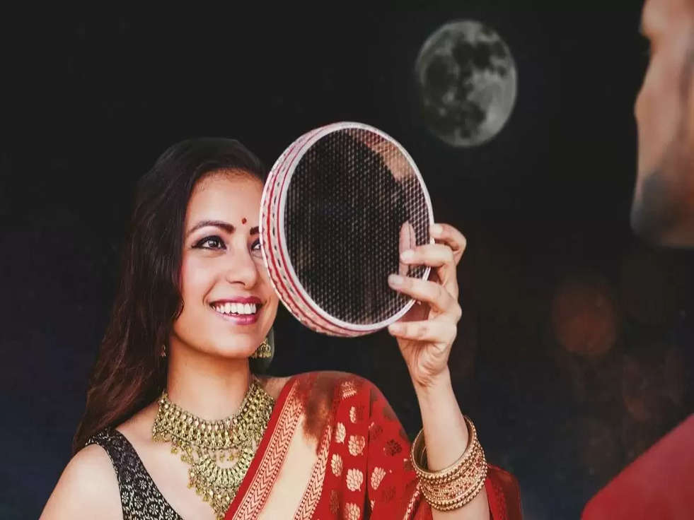 Karwa Chauth 2022: करवा चौथ पर इन रंगों के वस्त्र पहनकर करें पूजन, होगा ये लाभ 