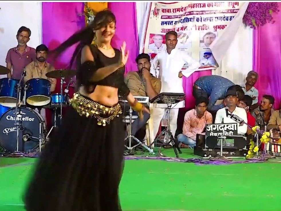  Dance Video: गोरी नागोरी ने लंहगा उठाकर लगाया जबरदस्त ठुमका, देख बुढ़ों ने खोया होश