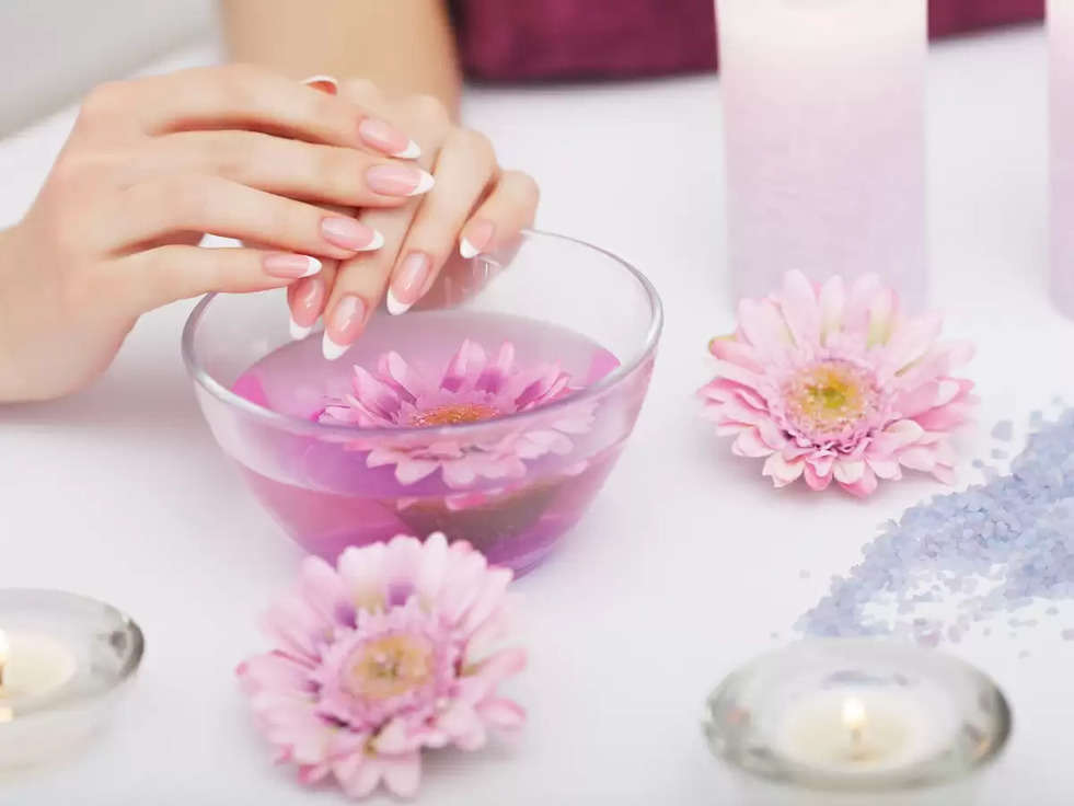 Nail Care Tips: नाख़ून हो गये है बेजान तो एसें डाले उसमे जान 